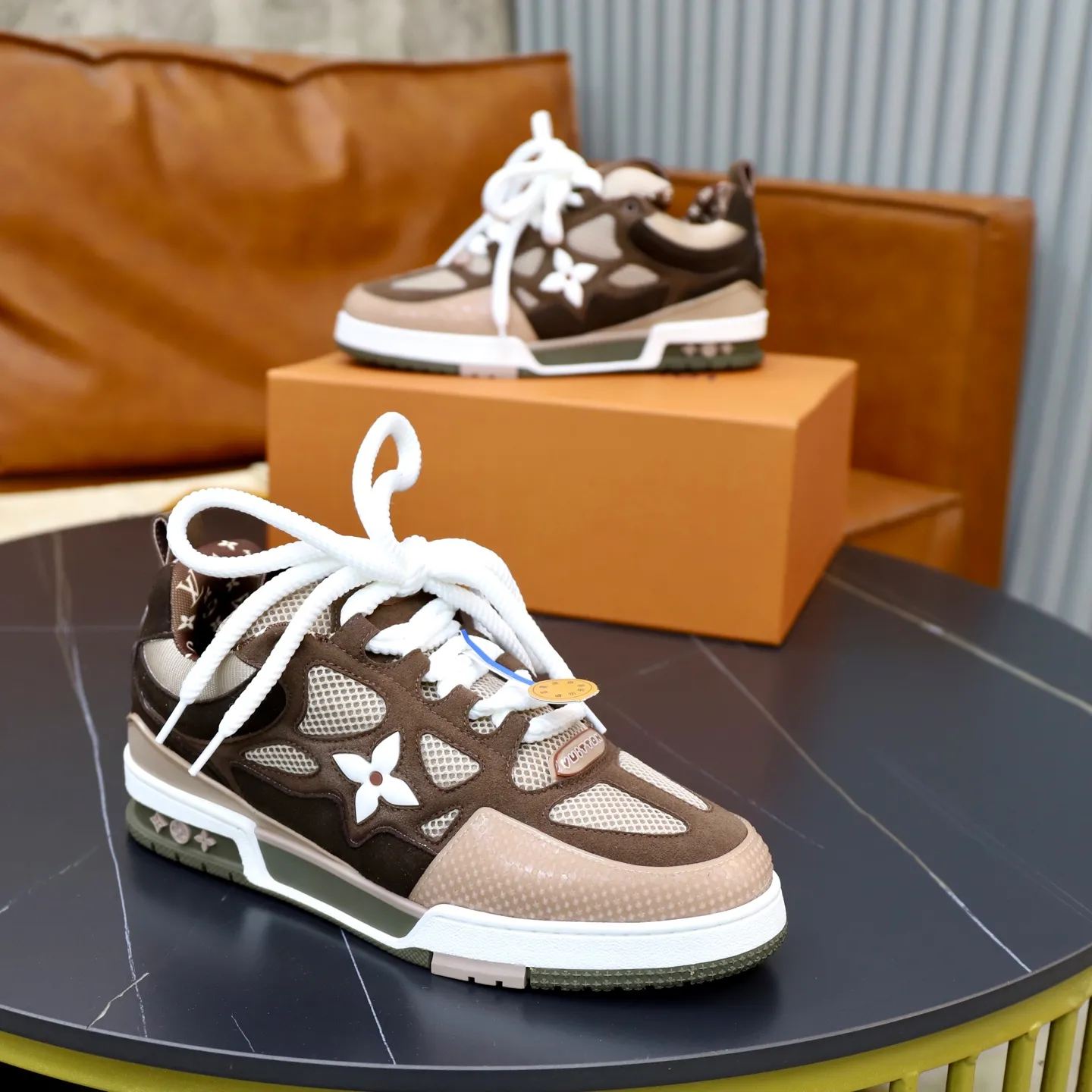 Ex-factory price: 860💰LV Couple👫Louis Vuitton TRAINER sneakers classic Louis Vuitton men's artistic director Virgil Abloh picked inspiration to create this LV Trainer sneaker. Yingze crystal inlays present a colorful effect. VS can be matched with two gorgeous effect colors. The LV letter logo badge on the tongue is gorgeous and noble. The LV letter is decorated on the side. The outsole is decorated with a Monogram flower pattern. It shows the trend of elegance and nobility! Men's and women's models: 35-46